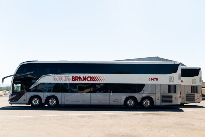 Ônibus Double Decker da Águia Branca com pintura clássica em cinza e branco desenvolvido com a Marcopolo
