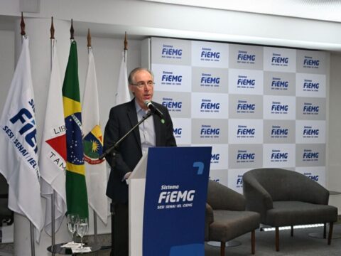 Debate da ADCE-MG teve participação de Álvaro Damião