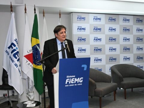 Debate da ADCE-MG teve participação de Álvaro Damião
