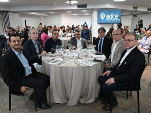 Debate da ADCE-MG teve participação de Álvaro Damião