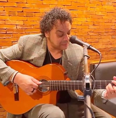 Sanducka apresenta show no projeto Quarta Musical em BH Músico Sanducka se apresenta em turnê com violão no projeto Quarta Musical no Teatro Feluma