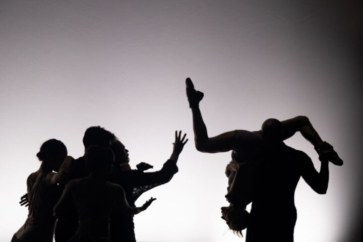 Espetáculo CHÃO no Sesc Palladium em Belo Horizonte Espetáculo CHÃO apresenta coreografia contemporânea com intérpretes em cena no Sesc Palladium