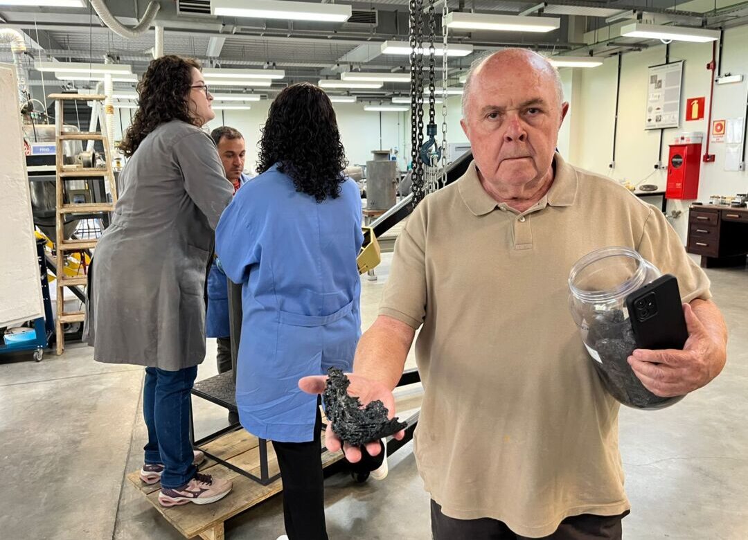 Pesquisador apresenta material desenvolvido a partir de plástico em laboratório da UFMG para uso no combate à desertificação