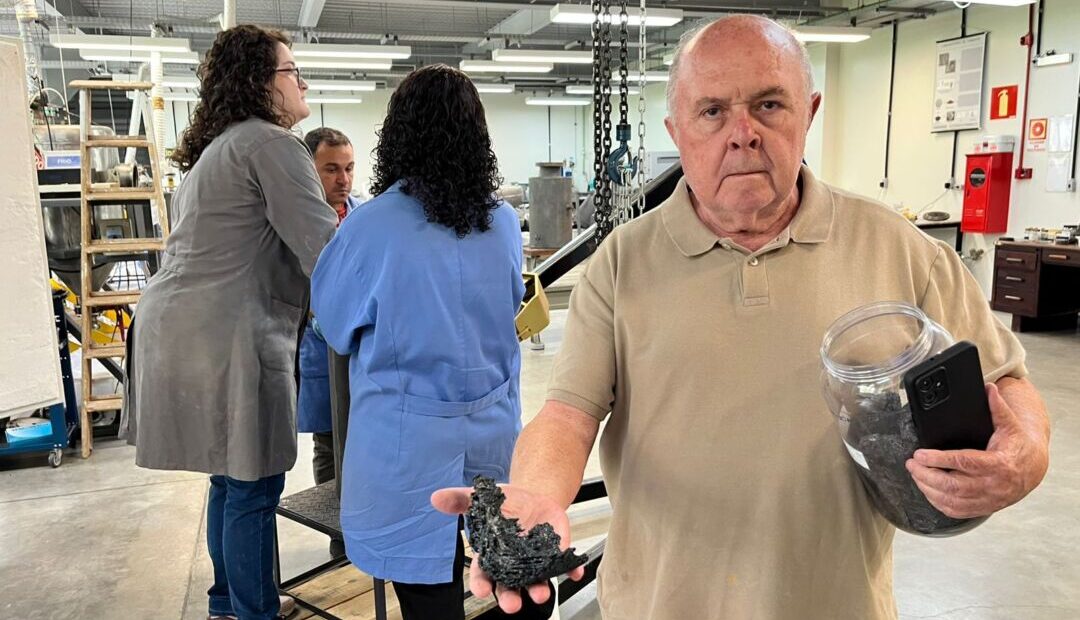 Pesquisa da UFMG transforma plástico em solução ambiental Pesquisador do projeto apresenta material desenvolvido a partir de plástico em laboratório da UFMG para uso no combate à desertificação