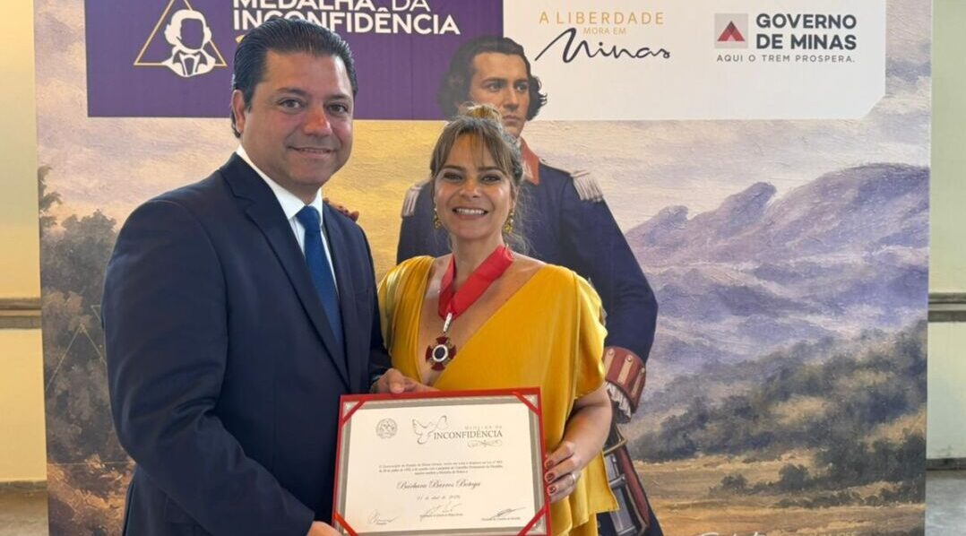Bárbara Botega com o marido Guilherme Ursine Procópio durante a solenidade de entrega da Medalha da Inconfidência em Ouro Preto Filipe Natanael