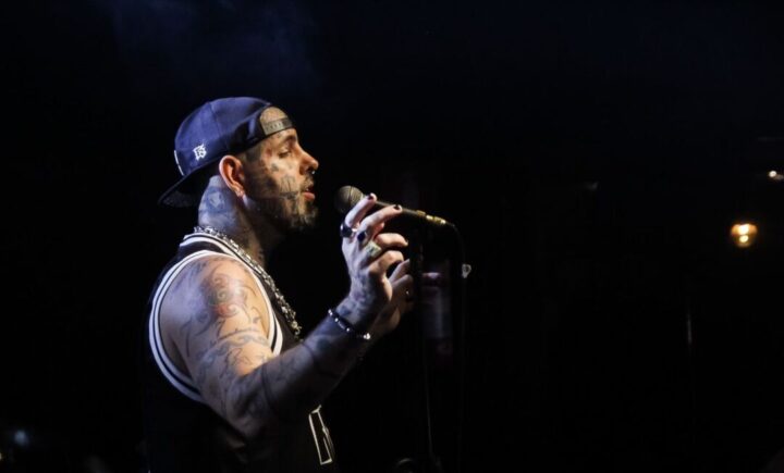 Tico Santa Cruz é atração do Gabiroba na Praça em BH Cantor Tico Santa Cruz se apresenta em show durante evento Gabiroba na Praça em Belo Horizonte