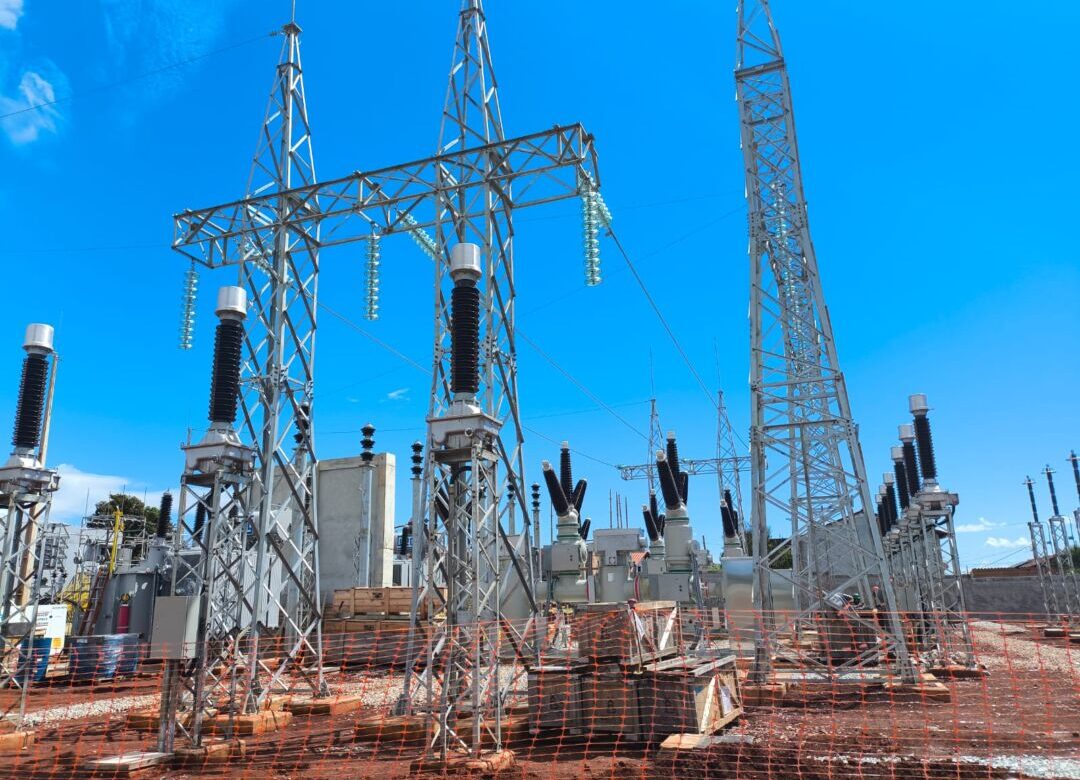 Subestação de energia da Cemig em Minas Gerais com estruturas de alta tensão e equipamentos elétricos