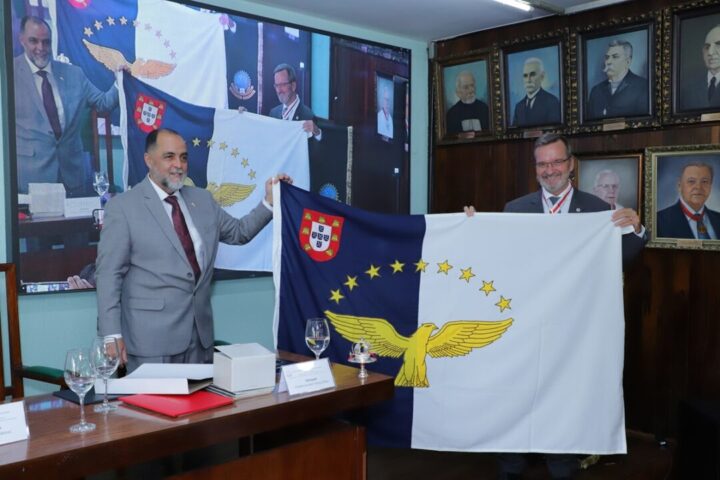DESTAQUE Cláudio Motta e José Andrade com a bandeira dos Açores DESTAQUE Cláudio Motta e José Andrade com a bandeira dos Açores