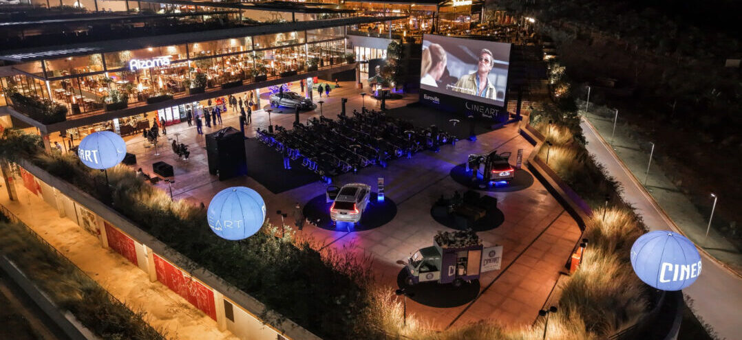 Cineart Open Air no Espaço 356 em Belo Horizonte com cinema ao ar livre, telão e estrutura noturna iluminada