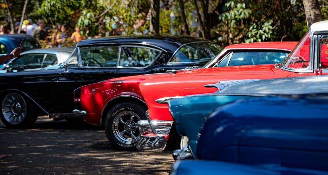 Carros clássicos expostos em evento automotivo com público ao redor durante o Beagá Motor Festival em Belo Horizonte