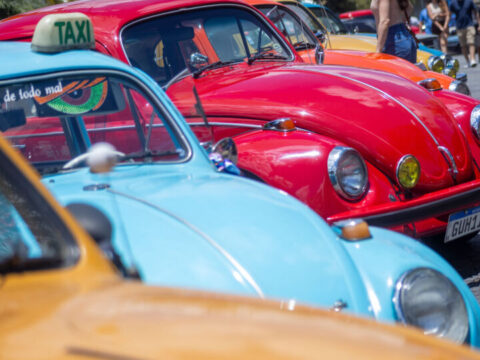 Carros clássicos em exposição durante evento de antigomobilismo em Belo Horizonte