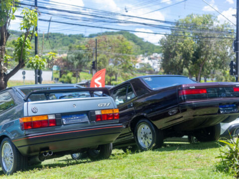 Carros clássicos em exposição durante evento de antigomobilismo em Belo Horizonte