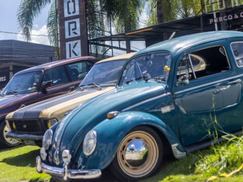 Carros clássicos em exposição durante evento de antigomobilismo em Belo Horizonte