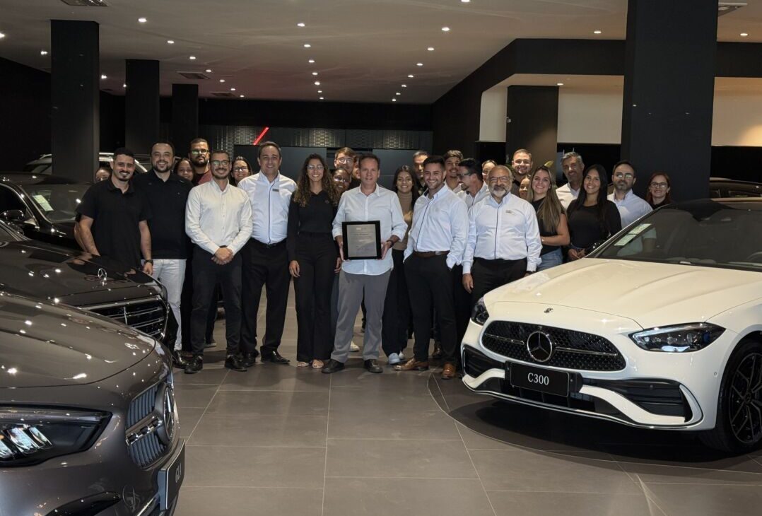 Bamaq Automóveis recebe certificação Ouro da Mercedes-Benz em BH Equipe da Bamaq Automóveis celebra certificação Ouro StarClass da Mercedes-Benz em Belo Horizonte