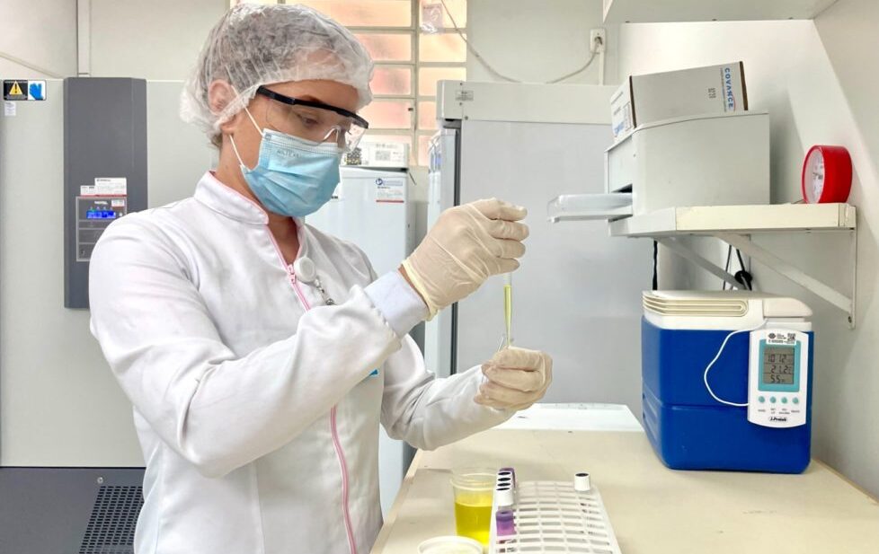 Profissional de saúde realiza coleta e análise de amostras em laboratório da pesquisa clínica da Santa Casa BH