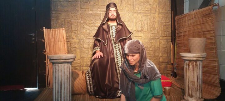 Peça inspirada em obra de Chico Xavier tem apresentação única em BH Cena de peça teatral com personagens em figurino de época durante apresentação em Belo Horizonte / Caminhos de Fogo em Tiradentes