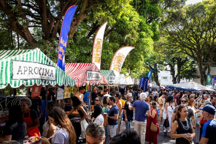 Feirinha Aproxima reúne público e expositores na Casa Fiat de Cultura Público circula entre barracas da Feirinha Aproxima durante festival gastronômico na Casa Fiat de Cultura, em Belo Horizonte