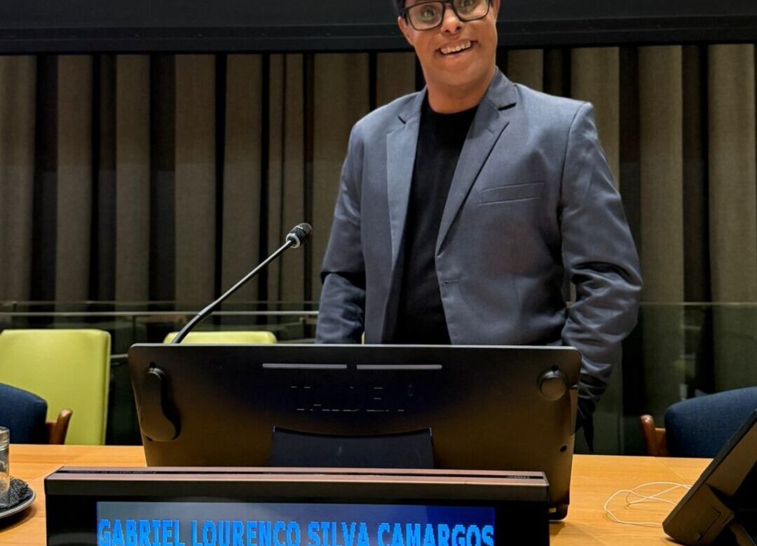Gabriel Camargos discursa na ONU representando o Brasil em conferência sobre síndrome de Down e inclusão