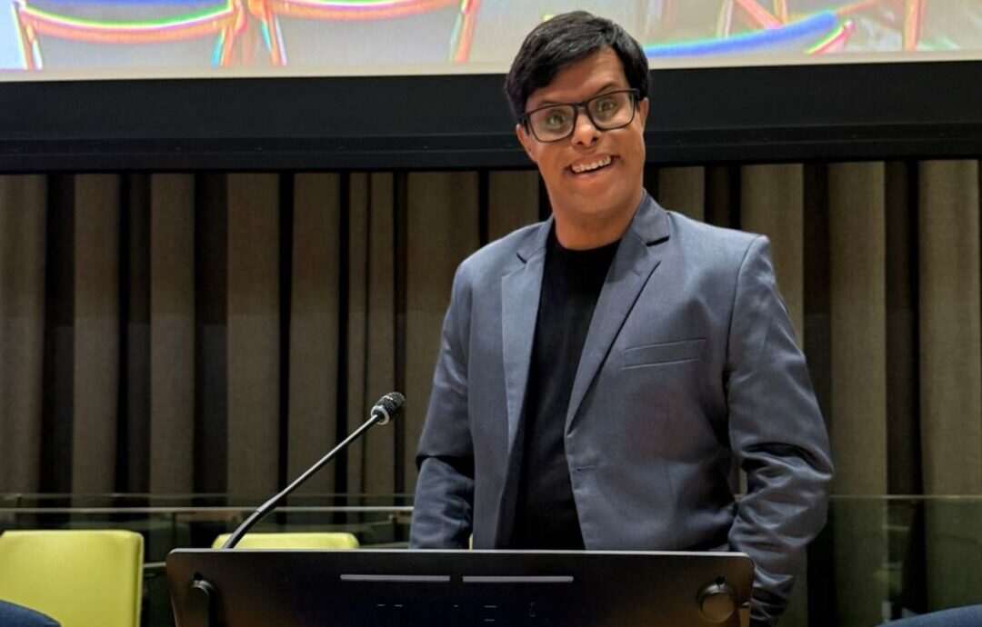 Gabriel Camargos na ONU reforçando a pauta da inclusão Intérprete de Libras mineiro Gabriel Camargos