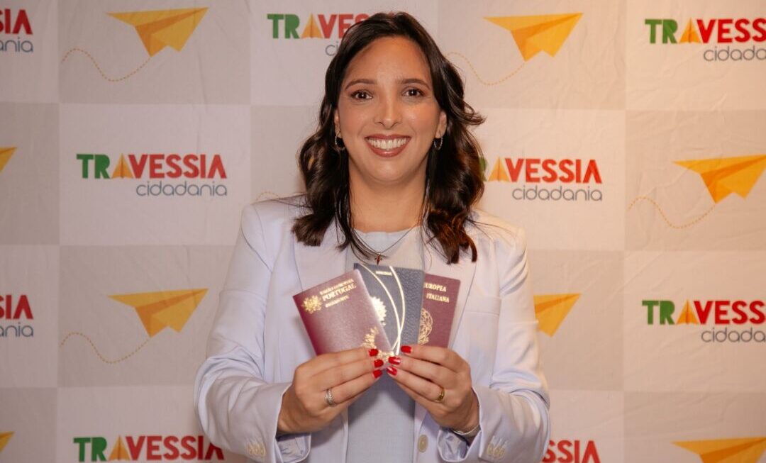 Luana Bastos segura passaportes europeus durante evento da Travessia Cidadania