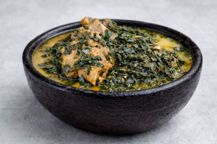 Prato com ora-pro-nóbis é destaque em festival gastronômico em Sabará Prato típico com ora-pro-nóbis servido em tigela, com caldo e folhas da planta, tradicional da culinária mineira