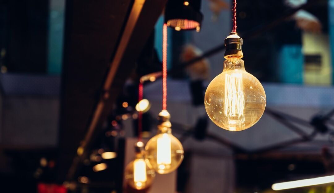 Lâmpadas acesas em ambiente interno representam consumo de energia elétrica e impacto da bandeira tarifária na conta de luz