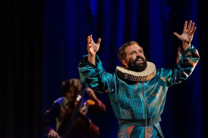 Gregório Duvivier apresenta O Céu da Língua em Belo Horizonte Gregório Duvivier em cena no espetáculo O Céu da Língua durante apresentação teatral em Belo Horizonte