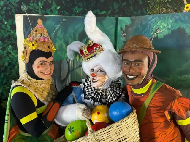 Museu dos Brinquedos promove espetáculo infantil de Páscoa em Belo Horizonte Personagens do espetáculo infantil “O Coelho e a Transformação da Páscoa”, apresentado no Museu dos Brinquedos em Belo Horizonte