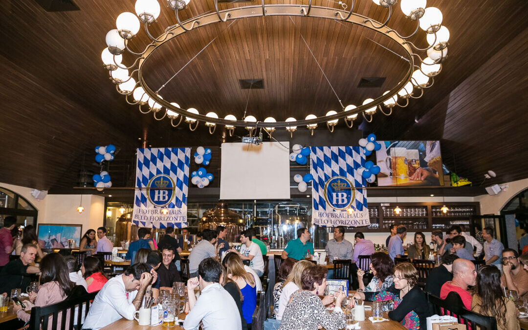 Interior da Hofbräuhaus Belo Horizonte com público e decoração inspirada na cultura alemã