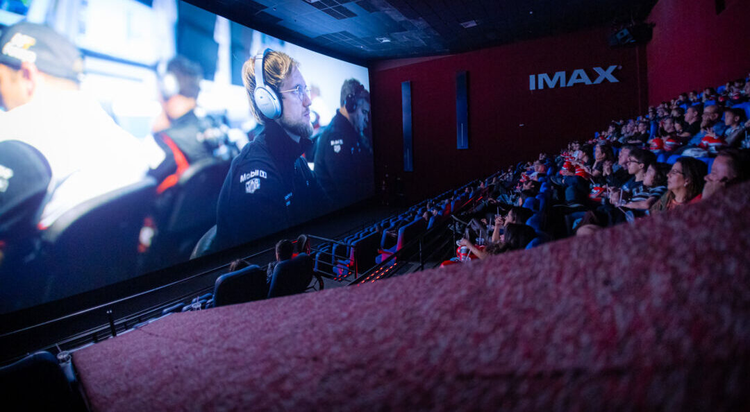 Público acompanha sessão especial em sala Imax durante exibição do documentário 2DIE4: 24 Horas no Limite, promovida pela Porsche Center BH em Belo Horizonte