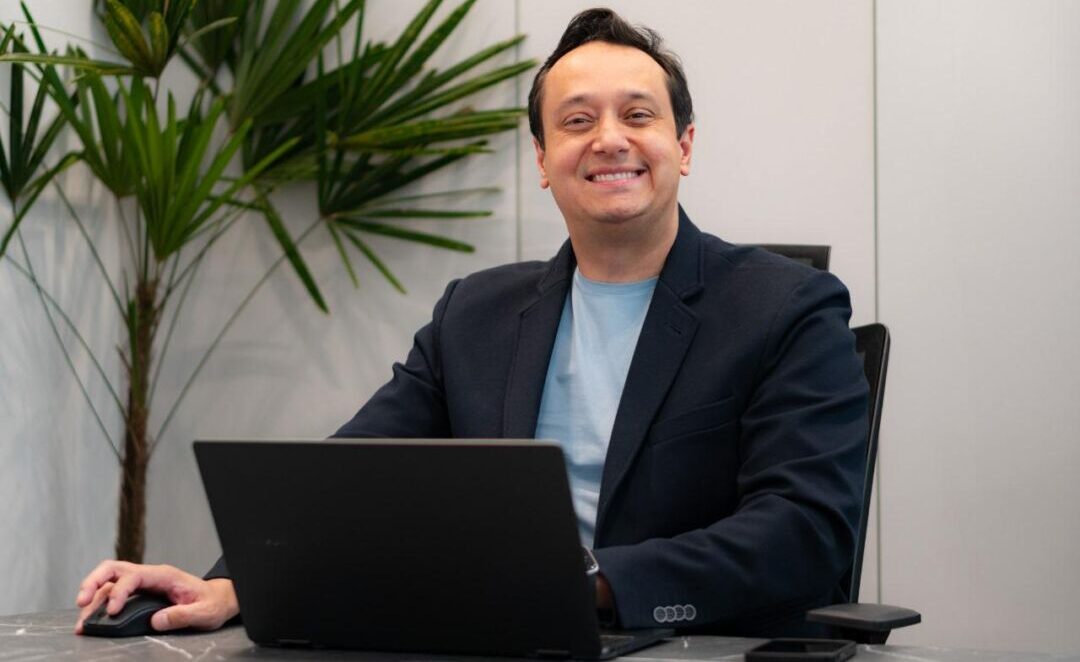 Roque Almeida, CEO do Grupo Matter&Co, consultor, professor, investidor e conselheiro empresarial, sentado em escritório durante ensaio profissional sobre Inteligência Artificial e negócios