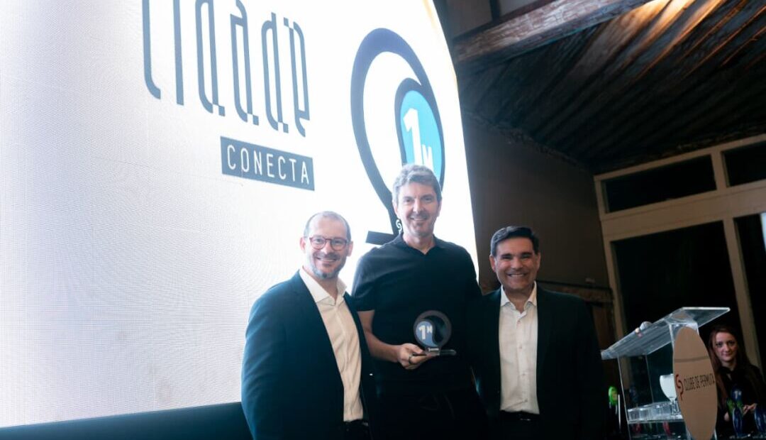 Leonardo Bortoletto e Antônio Bortoletto homenageiam o empresário Humberto Filho durante evento do Clube de Permuta em Belo Horizonte