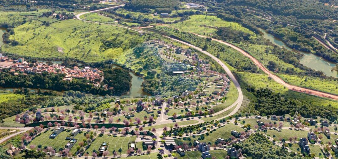 Vista aérea do empreendimento Alta Vista Brumadinho, bairro planejado da PHV URB próximo ao Inhotim, com áreas residenciais, vias urbanizadas e extensa área verde preservada