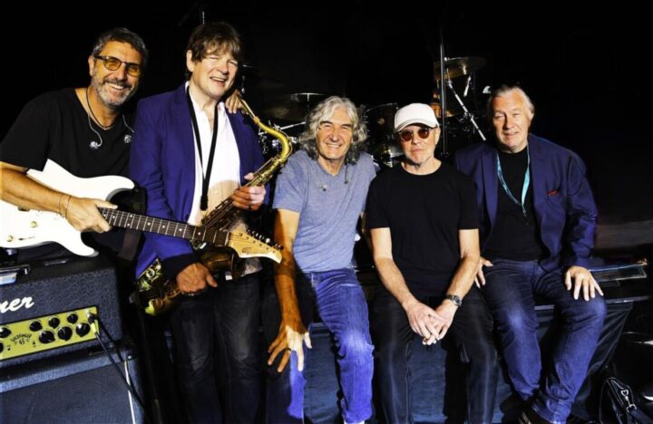 Dire Straits Legacy apresenta turnê em Belo Horizonte Integrantes da banda Dire Straits Legacy posam com instrumentos durante turnê internacional de rock
