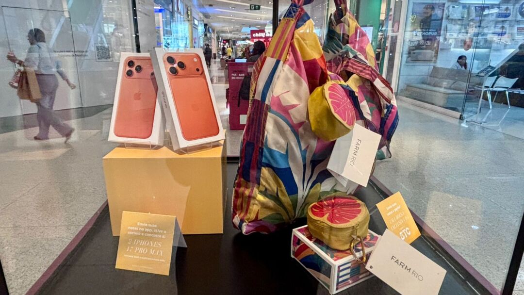 Exposição de prêmios e brindes de campanha de Dia das Mães no Boulevard Shopping BH, incluindo iPhones e bolsas