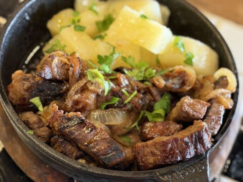 Carne de sol com mandioca cozida e manteiga de garrafa Carne de sol com mandioca cozida e manteiga de garrafa