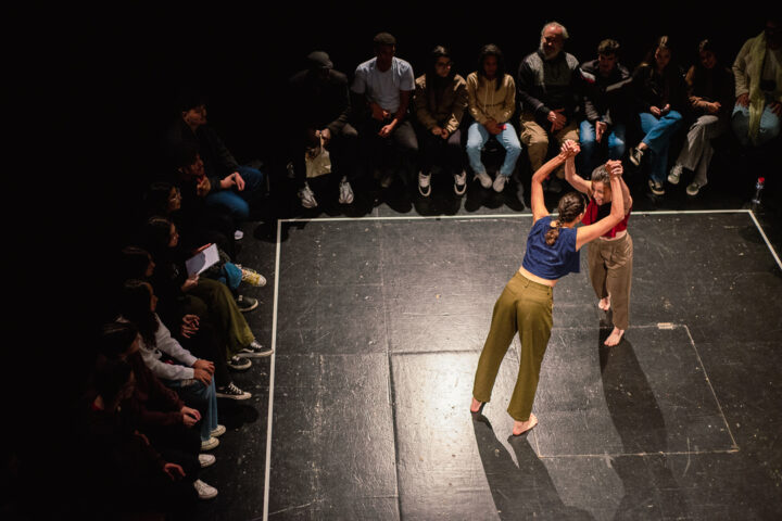 Mostra “Em Cena: Novos Talentos” reúne espetáculos de dança e teatro na Funarte MG Atrizes se apresentam em espetáculo teatral com público ao redor do palco durante mostra de artes cênicas em Belo Horizonte