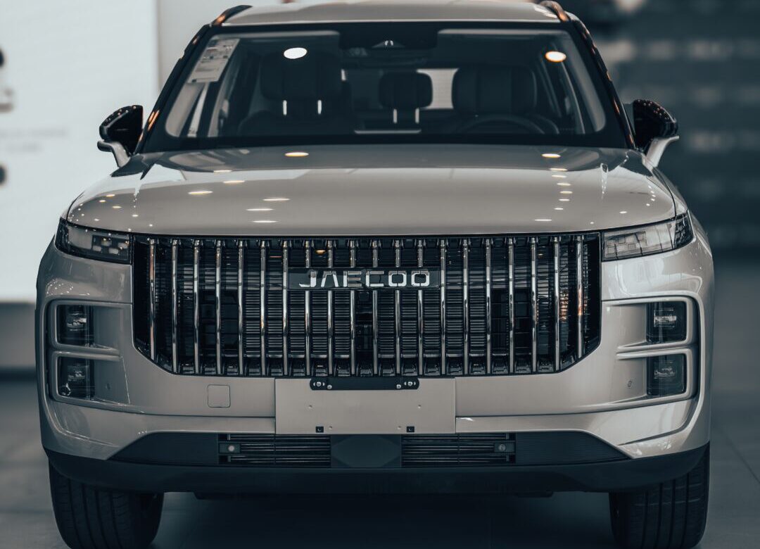 Vista frontal do SUV híbrido Jaecoo 7 Elite apresentado pela Carbel em Belo Horizonte, modelo aposta em tecnologia, autonomia elevada e proposta premium acessível