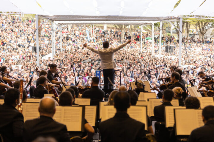 Filarmônica de Minas Gerais realiza concerto gratuito ao ar livre em Betim Orquestra da Filarmônica de Minas Gerais se apresenta para grande público durante concerto ao ar livre conduzido por maestro