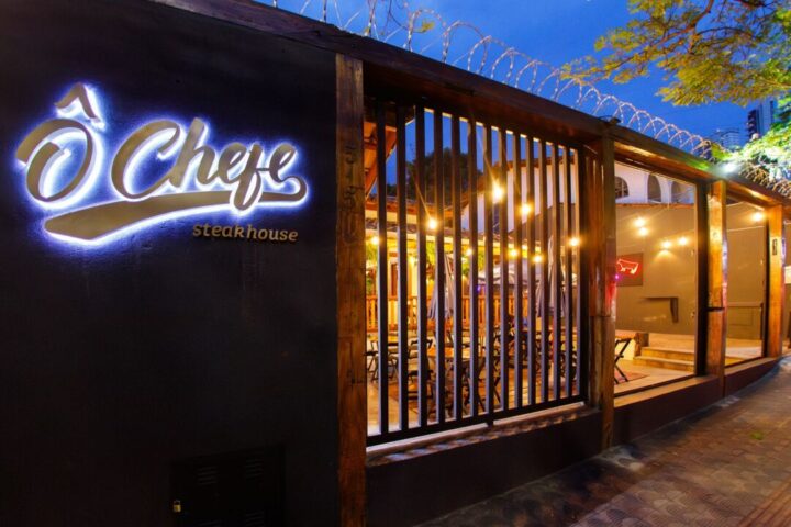 Ô Chefe Steakhouse prepara ação especial para o Dia das Mães Fachada iluminada do restaurante Ô Chefe Steakhouse durante funcionamento noturno em Belo Horizonte