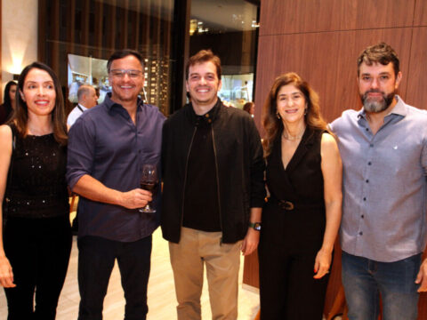 Convidados reunidos durante evento exclusivo do empreendimento Lunna Savassi, realizado no stand de vendas na Savassi, em Belo Horizonte