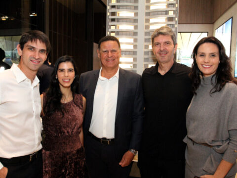Convidados reunidos durante evento exclusivo do empreendimento Lunna Savassi, realizado no stand de vendas na Savassi, em Belo Horizonte