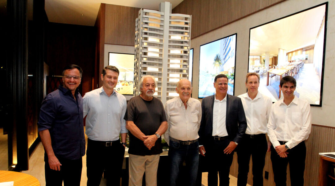 Convidados reunidos durante evento exclusivo do empreendimento Lunna Savassi, realizado no stand de vendas na Savassi, em Belo Horizonte
