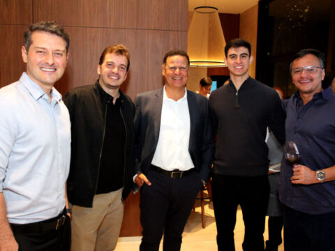 Convidados reunidos durante evento exclusivo do empreendimento Lunna Savassi, realizado no stand de vendas na Savassi, em Belo Horizonte