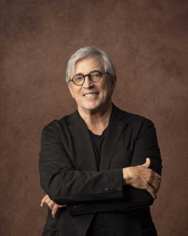 Ivan Lins celebra 55 anos de carreira com show de clássicos da MPB em Belo Horizonte Cantor e compositor Ivan Lins se apresenta em palco durante show especial que celebra seus 80 anos de vida e 55 anos de carreira, em Belo Horizonte