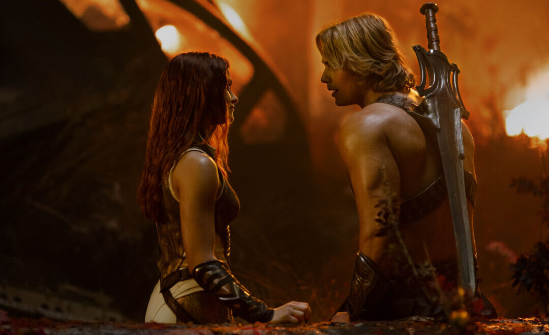 Cena do filme “Mestres do Universo” mostra o príncipe Adam, He-Man, ao lado de Teela em Eternia durante nova adaptação cinematográfica inspirada no clássico dos anos 1980