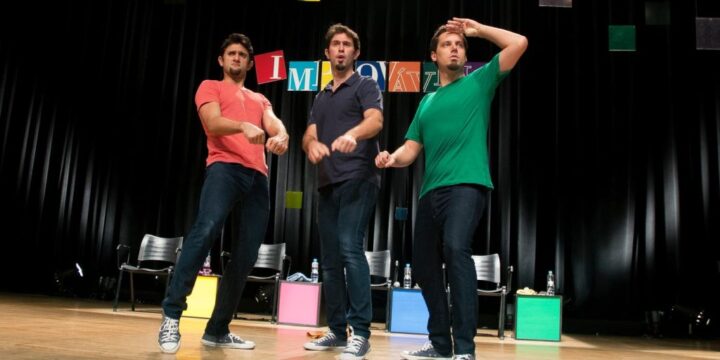 Os Barbixas retornam a Belo Horizonte com o espetáculo “Improvável” Grupo Os Barbixas se apresenta no espetáculo de improvisação “Improvável” durante sessão de humor em palco teatral