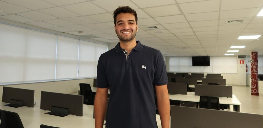O CEO da Blis AI, Rafael Cohen, posa em ambiente corporativo ao comentar os impactos da inteligência artificial na transformação do setor de turismo