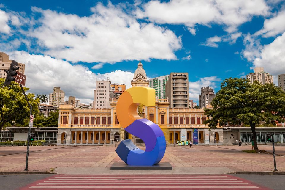 Letra “S” da Semana S instalada na Praça da Estação, em Belo Horizonte, com edifício histórico ao fundo