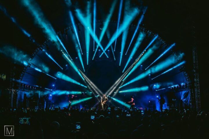Tributo ao Pink Floyd leva espetáculo imersivo ao Palácio das Artes em Belo Horizonte Palco iluminado com efeitos visuais em apresentação da banda Ummagumma The Brazilian Pink Floyd durante espetáculo tributo em Belo Horizonte